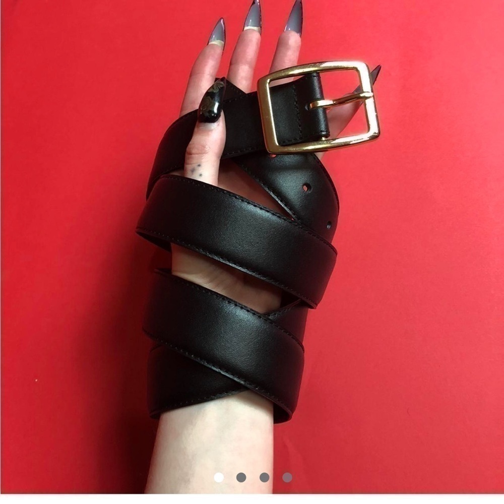 Genuine Leather belt with gold buckle. 🖤💛
